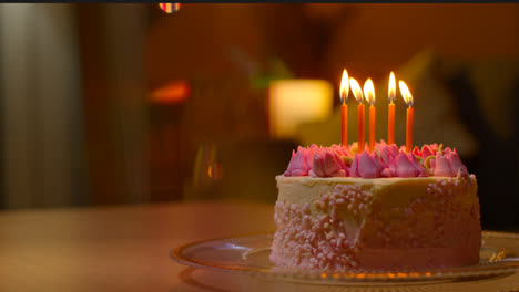 Nahaufnahme-Einer-Partytorte-Zum-Geburtstag,-Dekoriert-Mit-Zuckerguss-Und-Kerzen-Auf-Dem-Tisch-Zu-Hause-7